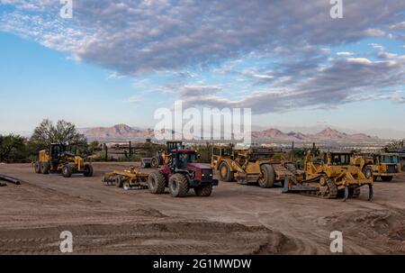 Immagine del paesaggio di trattori e attrezzature pesanti nel nuovo cantiere di Scottsdale, Arizona. Foto Stock