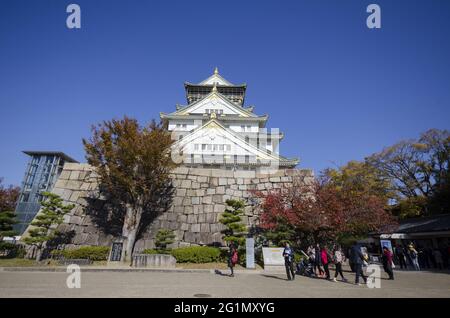 OSAKA, GIAPPONE - 05 dicembre 2019: Osaka, Giappone - 01 dicembre 2019: Turisti e persone visitano il castello di Osaka, Giappone. Foto Stock