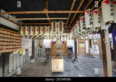 OSAKA, GIAPPONE - 10 dicembre 2019: Osaka, Giappone - 03 dicembre 2019: Tempio di Hozenji o santuario di Hozenji sulla strada per le persone che pregano ad Osaka. Foto Stock