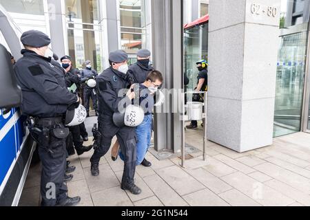 Duesseldorf, Germania. 07 giugno 2021. Gli attivisti ambientali del gruppo Extention Rebellion sono condotti lontano dall'ingresso principale del Ministero dell'interno dell'NRW. I manifestanti erano andati a sedere davanti all'ingresso e salivano sul tetto del portale d'ingresso, dove hanno svelato un cartello: "Ferma la crisi climatica, non la protesta". Credit: Marcel Kusch/dpa/Alamy Live News Foto Stock