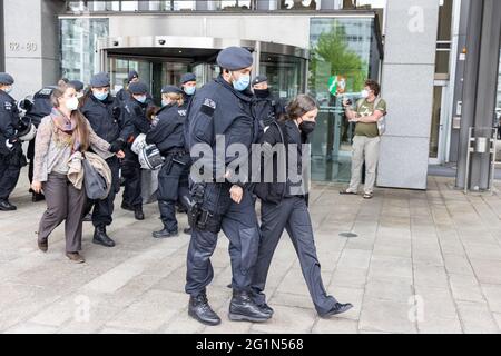 Duesseldorf, Germania. 07 giugno 2021. Gli attivisti ambientali del gruppo Extention Rebellion sono condotti lontano dall'ingresso principale del Ministero dell'interno dell'NRW. I manifestanti erano andati a sedere davanti all'ingresso e salivano sul tetto del portale d'ingresso, dove hanno svelato un cartello: "Ferma la crisi climatica, non la protesta". Credit: Marcel Kusch/dpa/Alamy Live News Foto Stock