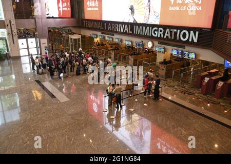 SINGAPORE, SINGAPORE - 10 dicembre 2019: Singapore - 23 novembre 2019: Vista del controllo dell'immigrazione all'aeroporto internazionale Changi di Singapore Foto Stock