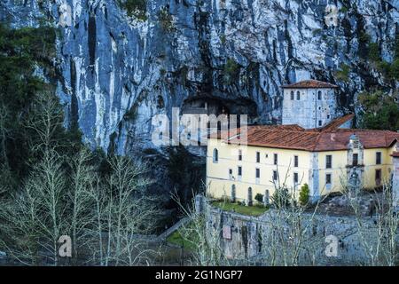 Spagna, Asturie, Picos de Europa, Cangas de Onis, santuario di Covadonga o la grotta della signora, ai piedi del Monte Auseva, con la sua cappella Santa in una grotta, dedicata a Maria Foto Stock