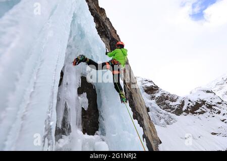 Italia, Valle d'Aosta, Valle di Cogne, salita della caduta di ghiaccio pentimento Foto Stock