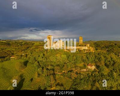 Francia, Lot, Saint Laurent les Tours, castello di Tours Saint Laurent, Atelier musee Jean Lurcat, vicino a Saint Cere (vista aerea) Foto Stock