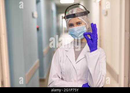 Covid-19, prevenzione dei virus, operatori sanitari e concetto di vaccinazione. Il medico tiene sotto controllo la situazione, indossa dispositivi di protezione individuale e sh Foto Stock