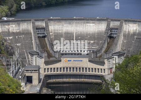 Francia, Correze, valle della Dordogna, Servieres le Chateau, diga di Chastang sul fiume Dordogna (vista aerea) Foto Stock