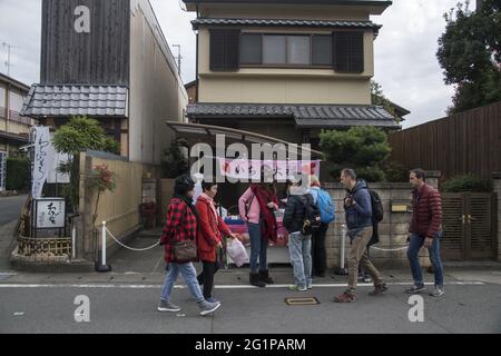 KYOTO, GIAPPONE - 11 dicembre 2019: Kyoto, Giappone-26 novembre 2019: I turisti camminano intorno all'area del ponte di Togetsu-kyo ad Arashiyama, Kyoto. Foto Stock