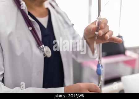 Il medico professionista sta preparando il catetere per il contatore di gocce Foto Stock