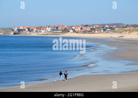 Francia, Pas-de-Calais, Wimereux, Costa d'Opale, Slack Dunes spiaggia tra Ambleteuse e Wimereux vista da Pointe aux Oies, Ambleteuse e il suo forte Vauban sullo sfondo Foto Stock