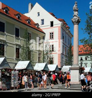 Mercato occupato in piazza SNP nella città di Bratislava, la capitale della Slovacchia in Europa orientale. Foto Stock