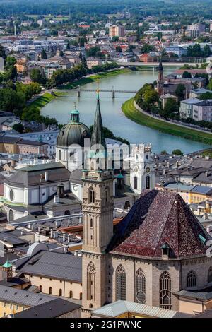 Vista dal castello Hohensalzburg sopra la città di Salisburgo in Austria. Salisburgo è la quarta città più grande in Austria. Il centro storico (Altstadt) ha uno Foto Stock