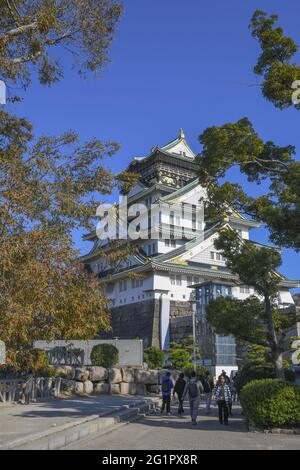 OSAKA, GIAPPONE - 05 dicembre 2019: Osaka, Giappone - 01 dicembre 2019: Turisti e persone visitano il castello di Osaka, Giappone. Foto Stock