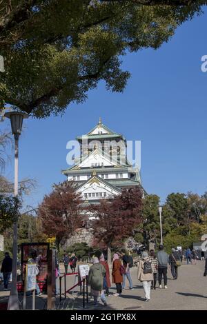 OSAKA, GIAPPONE - 05 dicembre 2019: Osaka, Giappone - 01 dicembre 2019: Turisti e persone visitano il castello di Osaka, Giappone. Foto Stock