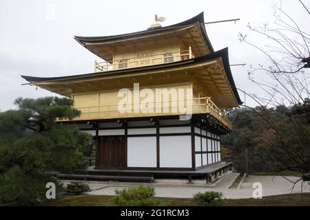 KYOTO, GIAPPONE - 10 dicembre 2019: Kyoto, Giappone - 25 novembre 2019: Vista degli shariden al tempio buddista di Rokuon-ji (il Padiglione d'Oro, Kinkakuji) a Kyoto, Foto Stock