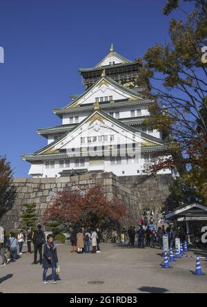 OSAKA, GIAPPONE - 05 dicembre 2019: Osaka, Giappone - 01 dicembre 2019: Turisti e persone visitano il castello di Osaka, Giappone. Foto Stock