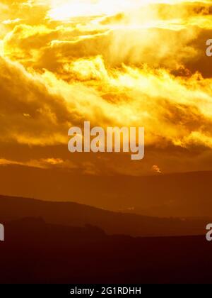 Tramonto su colline ondulate nel paesaggio Foto Stock
