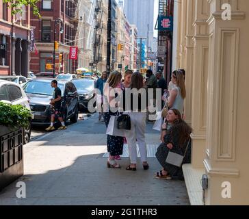 New York, Stati Uniti. 06 giugno 2021. Gli amanti dello shopping nel quartiere Soho a New York domenica 6 giugno 2021. New York ha rilassato mandati maschera permettendo la maggior parte delle attività all'aperto di essere senza maschera così come molti ambienti interni, con avvertenze. (ÂPhoto di Richard B. Levine) Credit: Sipa USA/Alamy Live News Foto Stock