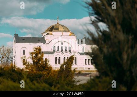 Brest, Bielorussia. Cattedrale di San Nicola Garrison in Primavera Sunny Day. Famoso punto di riferimento storico Foto Stock