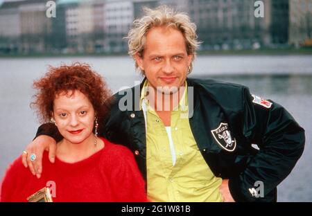 Uwe Ochsenknecht und Billie Zöckler bei der Open Air Pressekonferenz zum Film 'Geld' in Hamburg, Deutschland 1989. Foto Stock