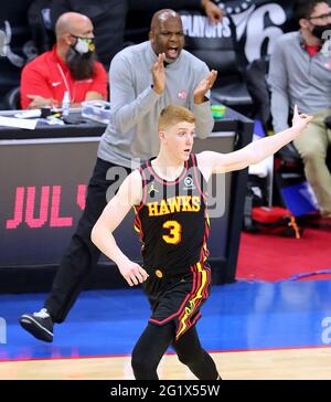 Philadelphia, Stati Uniti. 06 giugno 2021. Atlanta Hawks guardia Kevin Huerter chiama una difesa dopo aver colpito un tre puntatori con il capo allenatore provvisorio Nate McMillan guardare contro i Philadelphia 76ers in una seconda partita di basket NBA Eastern Conference Playoff Domenica, 6 giugno 2021, a Philadelphia. (Foto di Curtis Compton/Atlanta Journal-Constitution/TNS/Sipa USA) Credit: Sipa USA/Alamy Live News Foto Stock