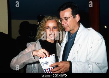 Katja Burkard und Freund Hans Mahr bei der Premiere des Films 'i Love You Baby' auf Mallorca, Spanien 2000. Foto Stock
