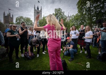 Kate Shemirani, ex infermiere e teorico della cospirazione anti-vax, partecipa a "Kill the Bill protesta" a Westminster, Londra, Regno Unito. Foto Stock