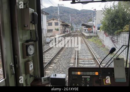 KYOTO, GIAPPONE - 12 dicembre 2019: Kyoto, Giappone - 26 novembre 2019: Vista dall'interno del tram in stile retrò della linea Randen Kitano a Kyoto. Opera da Keif privato Foto Stock