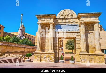 La porta medievale di Puerta del Puente all'uscita del Ponte Romano con gli edifici di Mezquita-Catedral e Palazzo Vescovile, Cordova, Spagna Foto Stock