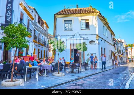 CORDOVA, SPAGNA - 30 SETTEMBRE 2019: L'accogliente ristorante all'aperto tra le case bianche scenografiche di via Cardenal Gonzalez, il 30 settembre a Cordova Foto Stock