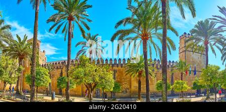 Il verde lussureggiante del parco in Calle Caballerizas Reales nasconde le mura medievali e le torri di Alcazar, Cordoba, Spagna Foto Stock