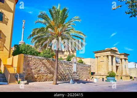 Il paesaggio urbano di Cordova da Piazza Ronda de Isasa con la monumentale porta Puerta del Puente e l'alta colonna del Trionfo di San Rafael sullo sfondo, Foto Stock