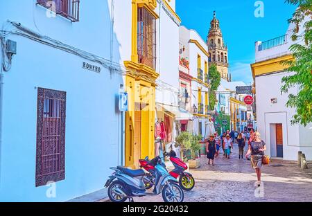CORDOVA, SPAGNA - 30 SETTEMBRE 2019: La vista del campanile medievale di Mezquita sopra le piccole case di Calle Romero, il 30 settembre a Cor Foto Stock