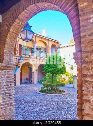 La scenografica corte in mattoni di Casa de las Bulas è vista attraverso l'arco, oggi questo palazzo è utilizzato per il mercato artigianale comunale - ACA Zoco, Juder Foto Stock