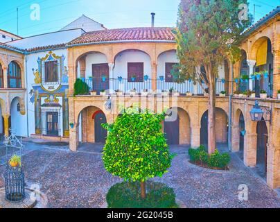 Il cortile medievale del mercato artigianale ACA Zoco, che ospita la storica Casa de las Bulas, situata a Juderia (quartiere ebraico), Cordova, Spagna Foto Stock