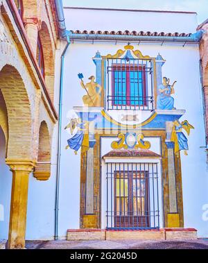 La decorazione muraria ornata della medievale Casa de las Bulas, trasformata nel mercato artigianale comunale di oggi (ACA Zoco), Juderia, Cordoba, Spagna Foto Stock