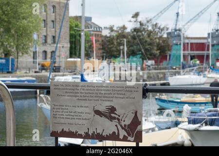 Bristol, Regno Unito. 7 Giugno 2021. Il primo anniversario della statua di Edward Colston che viene abbattuta e gettata nel porto di Bristol è stata sollevata una targa per registrare l'azione. Anche se non ufficiale, è collocato nel punto del porto dove la statua finì. È stato realizzato dall'artista John Packer. Credit: JMF News/Alamy Live News Foto Stock