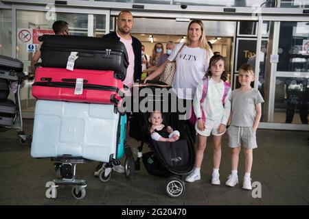 Paul e Jemma Nevard, e i loro tre figli (nomi non dati) che vivono a Bromley, arrivano all'aeroporto di Gatwick, nel Sussex occidentale, dopo il ritorno su un volo da Porto Santo a Madeira, Portogallo, prima delle 4:00 del martedì, entra in vigore il requisito per i viaggiatori che arrivano dal Portogallo per la quarantena per 10 giorni. Data immagine: Lunedì 7 giugno 2021. Foto Stock