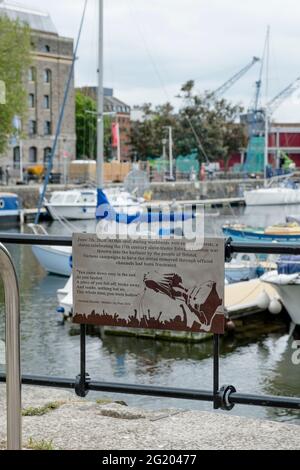 Bristol, Regno Unito. 7 Giugno 2021. Il primo anniversario della statua di Edward Colston che viene abbattuta e gettata nel porto di Bristol è stata sollevata una targa per registrare l'azione. Anche se non ufficiale, è collocato nel punto del porto dove la statua finì. È stato realizzato dall'artista John Packer. Credit: JMF News/Alamy Live News Foto Stock