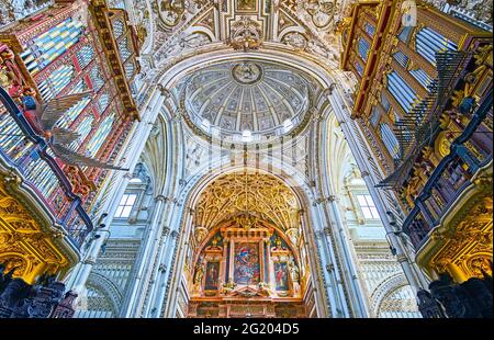 CORDOVA, SPAGNA - 30 SETTEMBRE 2019: Godetevi l'interno gotico con dettagli manieristi a Capilla Mayor (Cappella principale) di Mezquita- Catedral, il 30 settembre a Cor Foto Stock