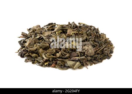 Tè in polvere di gunpowder (foglie di tè verde essiccate) su sfondo bianco Foto Stock
