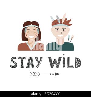 Bambini con archetti indiani e scritta Stay Wild in stile scandinavo. Boy and Girl Have Fun Vector Set, sfondo di avventura Illustrazione Vettoriale