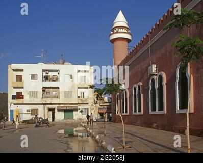 moschea e edificio residenziale a Bengasi, Libia Foto Stock