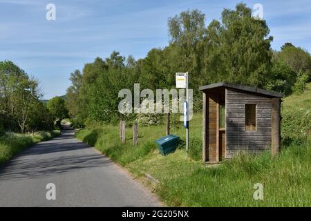 Fermata dell'autobus rurale "Bulls Cross" sulla strada di campagna vicino a Painswick, Stroud, Gloucestershire, Regno Unito Foto Stock