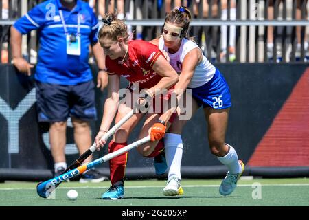 AMSTELVEEN, PAESI BASSI - 7 GIUGNO: Michelle Struijk del Belgio e Sofia Laurito d'Italia combattono per possesso durante la partita dei Campionati europei di Hockey tra Belgio e Italia allo stadio Wagener il 7 giugno 2021 ad Amstelveen, Paesi Bassi (Foto di Gerrit van Keulen/Orange Pictures) Foto Stock