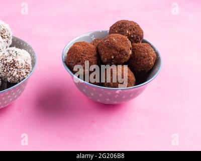 Palle proteiche vegane sane con burro di noci, frutta secca, avena e semi. Sapore di cacao Foto Stock