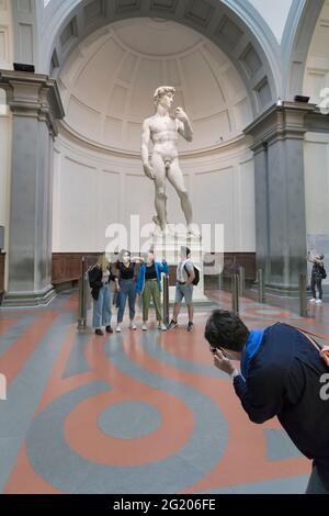 Scattare una foto di fronte alla statua del David di Michelangelo, Galleria dell'Accademia, Firenze, Italia Foto Stock