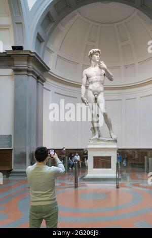 Scattare una foto di fronte alla statua del David di Michelangelo, Galleria dell'Accademia, Firenze, Italia Foto Stock