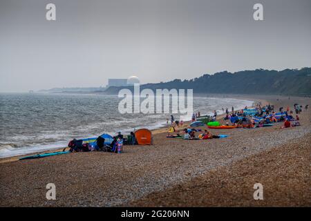 Dunwich Beach guardando alla centrale elettrica di Sizewell Nulear Giugno 2021 Foto Stock