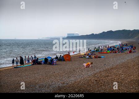 Dunwich Beach guardando alla centrale elettrica di Sizewell Nulear Giugno 2021 Foto Stock